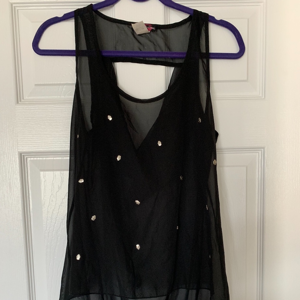 Mesh high low tank top with metal skulls